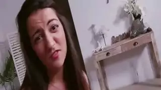 كوجر ذات خبرة تظهر كيفية مص قضيب طويل سميك بشكل صحيح