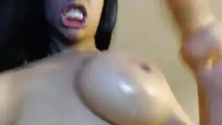 عاهرة ترتدي الجوارب تأخذ قضيبًا كبيرًا بعمق