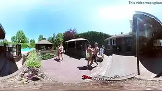 بنت تتبرز في الحمام