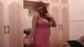 عشيقة عربية ترقص بشكل مثير قبل أن تأخذ زباً قوياً