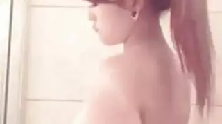 المراهقة المثيرة تمتص قضيبًا حتى القذف في فمها من رجل راكع