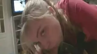 ملكة المص تبلع القضيب بالكامل قبل قذف فوضوي على الوجه