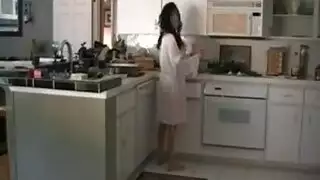 تناك من صديق ابنها لتحميه من التنمر