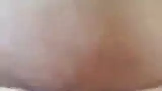 مشهد إباحي: زوجة الصديق تأخذه بعمق