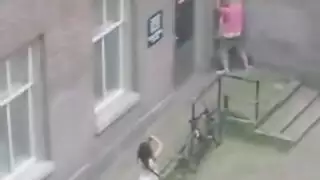 تم تصويره: ممارسة الجنس في الخارج في المدينة