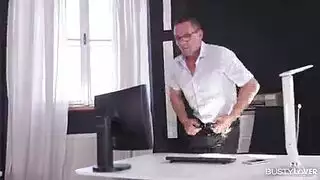 مهمة على المكتب: المدير المتشوق ينكح كس سكرتيرته الطماع بعد نكح حلقها