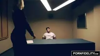 محامية شقراء مثيرة تمنح عميلًا محتاجًا جماعًا صارخًا