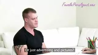 الزوج الشهواني يأخذ زوجته بخشونة على السجادة