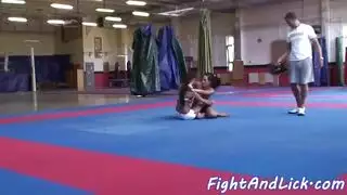 مراهقة آسيوية فاجرة بمؤخرة مثالية تمتلئ فمها