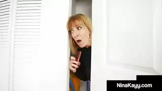 نيك الأم من كسها ويطلق الزن