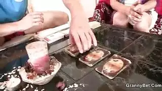 هي نائمة لكن صديقتها مستيقظة ومثارة