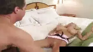 يلعب في حلمات كسها