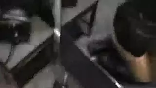 شقراء في ملابس مكتبية مثيرة يتم إصبعها بقوة وهي تركب عدة أقراص ضخمة