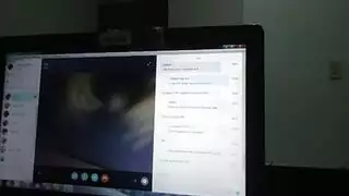 عرض حي مثير: صديقتها تلهي المشاهدين بأداء جنسي صريح