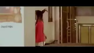 الفتاة ذات الثديين الكبيرين تفتح ساقيها على مصراعيهما لوجه مغطى بالسائل المنوي