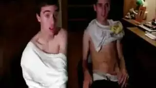 هواة جامعيون في مشهد جنسي جماعي جامح