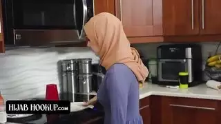 جميلة محجبة تمص بلعق قبل جنس راعية البقر الجامح