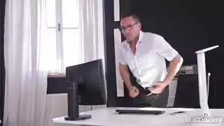 واجب المكتب: سكرتيرة مثيرة تخدم المدير بشفوي وتنك بقوة