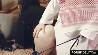 نادية علي تُمارس معها الجنس بقوة بواسطة عمود أبيض ضخم