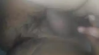 علاقة رباعية صريحة: مراهقة تمتلئ من قبل فحل مجهول ماهر