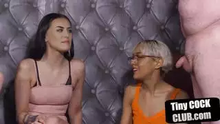 سيدات مسيطرات يرتدين الكعب العالي يهينون بلا رحمة رجلًا سمينًا بقضيب صغير