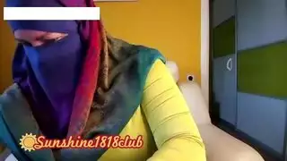 عاهرة عربية محجبة ضخمة الصدر تُمارس الجنس بقوة على الكاميرا