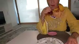 مشهد إباحي: فتاة عربية محجبة بمؤخرة ضخمة تُمارس معها الجنس