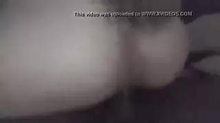 سكرانة وقذرة: فتيات النادي تتشاركن فيبراتور على حلبة الرقص