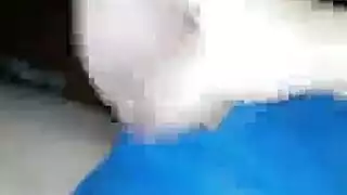 اثنتان من فتيات الصالة الرياضية المثيرة تمت ممارسة الجنس معهن بقوة من قبل مدرب مفتول العضلات في غرفة الملابس