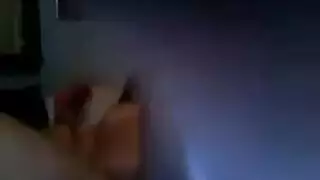 فتاة مكتنزة تأخذ عدة أعضاء ذكورية في جنس جماعي ظهاري