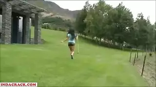 فتاة سمراء مكتنزة تركع من أجل مص عميق وركوب عنيف