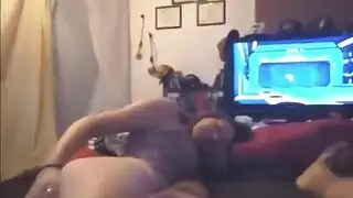 يدخل غرفة النوم ينيكها وهي نائمه جوار زوجها