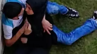 مشهد خارجي إباحي: فتاة مصرية محجبة تمص وتتركب على زب تحت الأشجار