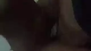 طالبة تتمدد بقضيب ضخم في حركة جنسية خارجية صريحة