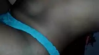 عرض مباشر: الابنة الزوجية تأخذ قضيبًا صلبًا بينما زوجة الأب تراقب