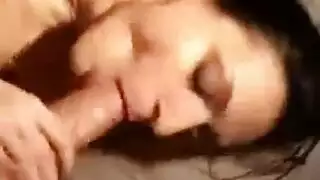 يدخل على أمه ثم يختصبها