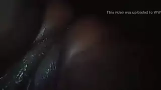 قضيب كبير يمدد فرج لولا المبلول في مشهد نكاح على الأريكة