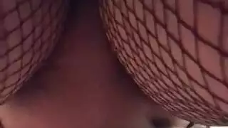 سيدة ناضجة ذات عيون زرقاء تُمارس الجنس بقوة في المكتبة، تحدق في الكاميرا