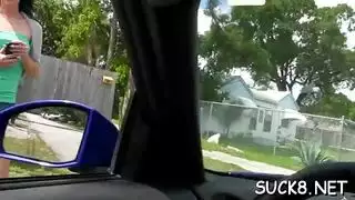 شابان وسيمان من الحي يشاركان في تلبية رغبات الفاتنة المحلية المبتسمة في جنس جامح