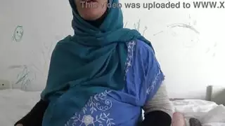 يستغل زوجة الاب في الحمام