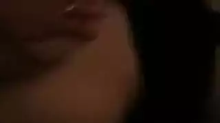 عاهرة ويب تظهر فرجها الحليق للغرباء عبر الإنترنت