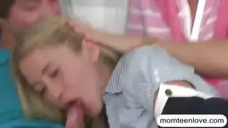 مراهقون يتبادلون ويمتصون في شريط جنسي مثي صعب