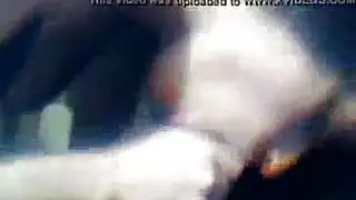 فيكي موري تمتص قضيبًا أثناء الاستماع إلى تأوه صديقتها في غرفة النوم