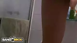 مدبرة منزل متسللة تقدم لك خدمة إكس إكس إكس عندما تغادر الزوجة