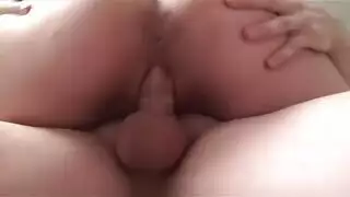 أم مثيرة تأخذ قضيب شاب في مشهد إباحي علني