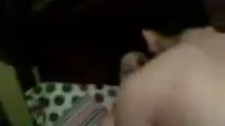 عاهرة مصرية تتصرف بجنون أمام الكاميرا: تقبيل ساخن، مص للثدي، وجنس وحشي