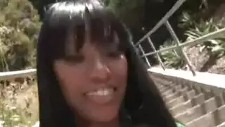 الفتاة السمراء تستنزف صديقها في حمام عام