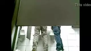 فعل خام في المرحاض: شباب في جماع جماعي إباحي