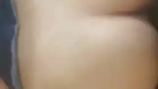 أم سمراء تستسلم للضرب القاسي لفرجها من فتاة جامحة