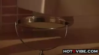 فتاة إسبانية ذات شعر مجعد تبادل نظرات مثيرة أثناء ممارسة الجنس الفموي العميق